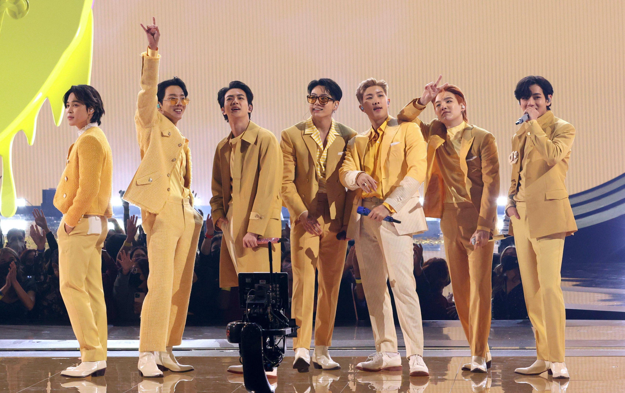 Хэл, хил хязгаарыг эвдсэн к-попын домог BTS хамтлаг албан ёсоор эргэн ирлээ